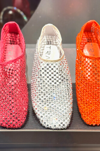 Schuhe auf einem Tisch zur Ansicht für die Kundin