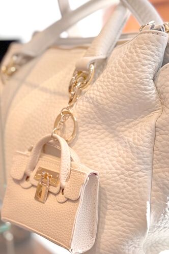 Gelbe Ledertasche der Firma Ripani