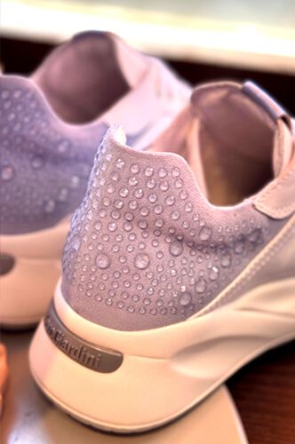 Schuhe auf einem Tisch zur Ansicht für die Kundin