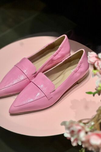 Schuhe auf einem Tisch zur Ansicht für die Kundin